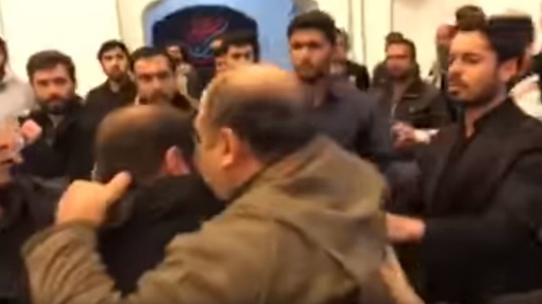 Des partisans d'Ahmadinejad passés à tabac lors d'un sit-in à Téhéran (VIDEO)