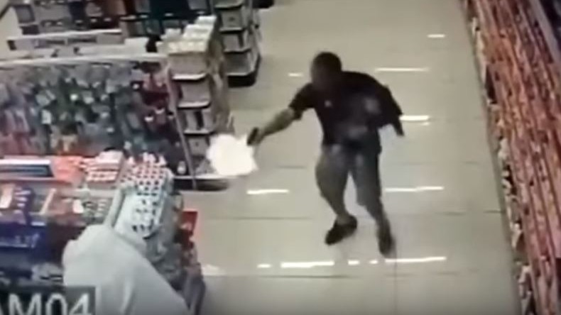 Brésil : son fils dans une main et son arme dans l'autre, il abat deux gangsters (VIDEO CHOC)