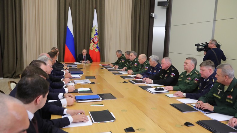 Poutine ordonne aux entreprises russes d’être prêtes à augmenter rapidement la production militaire