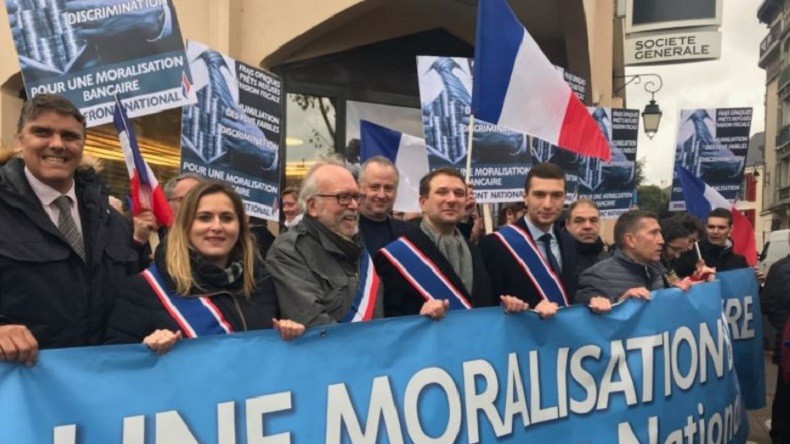«Stop aux abus !» : Les cadres du FN manifestent contre la «dictature des banques»