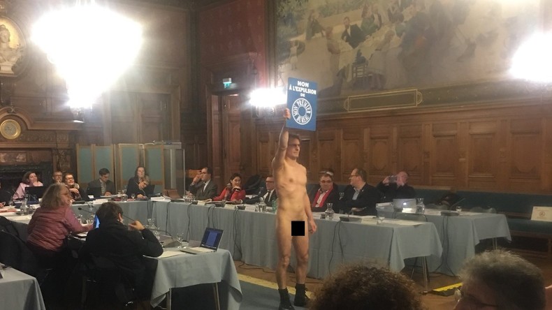 Paris : un homme se met nu en plein conseil d'arrondissement en guise de protestation