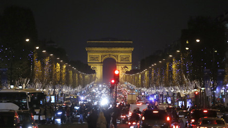 Marché clandestin sur les Champs-Elysées :  la police et les forains s'opposent (PHOTOS)
