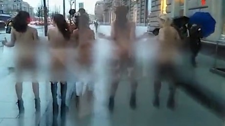Des jeunes femmes russes nues lancent une action de soutien à Harvey Weinstein à Moscou (VIDEO)