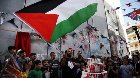 Banksy célèbre les 100 ans de la déclaration du Balfour à Bethléem : des Palestiniens s’invitent