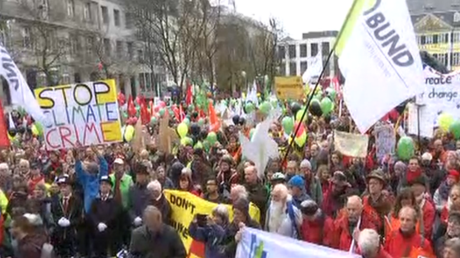 Manifestation anti-charbon avant l'ouverture de la Conférence sur le climat de Bonn