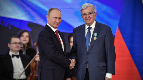 Jean-Pierre Chevènement décoré de l'Ordre russe de l'Amitié par Vladimir Poutine (IMAGES)