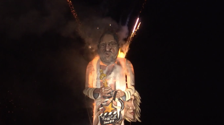 Une effigie d'Harvey Weinstein brûlée lors de la Nuit du feu de joie