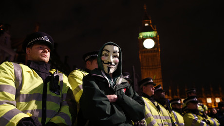 «Saloperie de conservateurs» : des centaines d'activistes d'Anonymous manifestent à Londres (VIDEO)