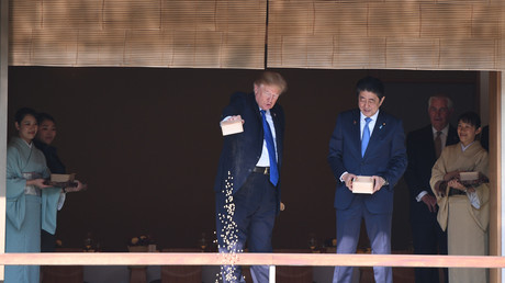 Trump nourrit des carpes japonaises de manière peu conventionnelle, Twitter s’enflamme (IMAGES)