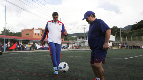 Venezuela : Maradona joue au foot avec Maduro et lui apporte son soutien (VIDEO)