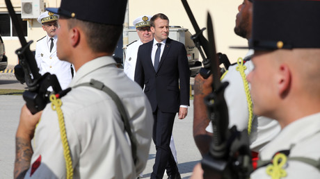 Emmanuel Macron dans une base navale à Abou Dhabi