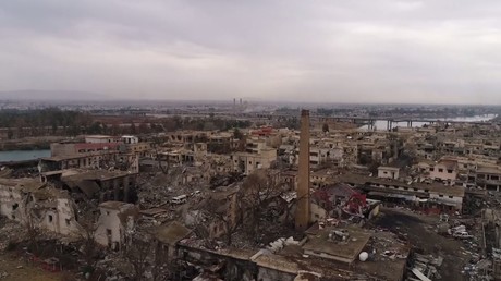 Un drone filme l'ampleur des destructions à Mossoul, en Irak