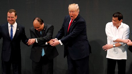 Trump et Medvedev troublent la traditionnelle photo de famille de l'Asean à Manille  (IMAGES)