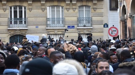 Les manifestants étaient nombreux devant l'ambassade de Libye à Paris pour dénoncer le trafic humain des migrants dans le pays.