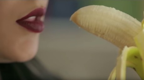 Class #69, pomme, banane : une chanteuse égyptienne arrêtée pour un clip jugé indécent (VIDEO)