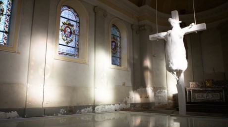 «Holy Cow», installation de Tom Herck dans l'église de Kuttekoven en Belgique, capture YouTube, DR