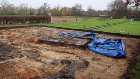 Une énorme croix gammée découverte sous un terrain de sport à Hambourg