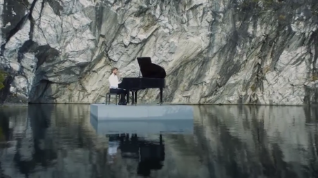 Un pianiste russe joue une œuvre musicale sur fond de nature pittoresque en Carélie