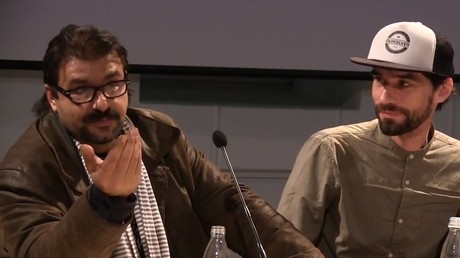 Le réfugié syrien Ahmad Shamieh et un de ses soutiens slovènes au cours d'une conférence en novembre 2017.
