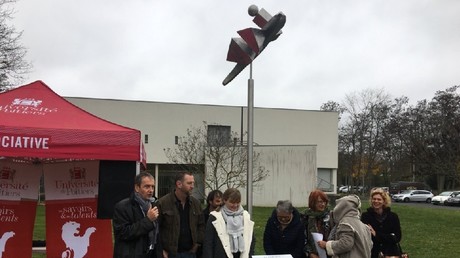 installation-d-statue-clitoris-geante