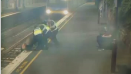 Une femme échappe de peu à la mort après une chute sur les rails