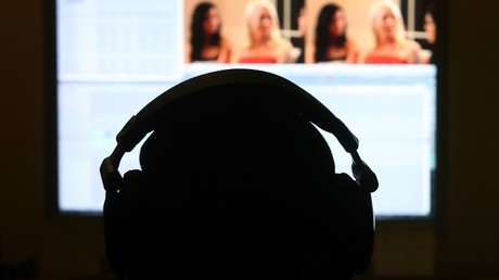 Emmanuel Macron veut réguler l'accès à la pornographie dès 2018... un réalisateur l'interpelle