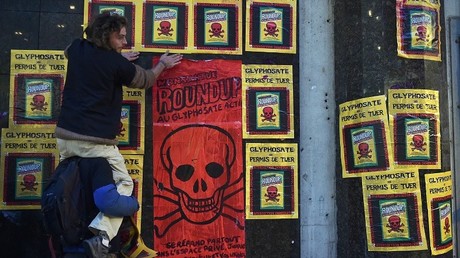 Des activistes anti-glyphosate collent des tracts dans les rues de Toulouse