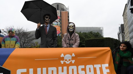 L'UE autorise le glyphosate pour cinq ans : de Philippot à Bové, la classe politique scandalisée