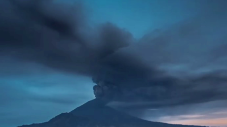 Images saisissantes de l’éruption d'un volcan à Bali