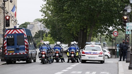 La police encadrant l'arrivée de Salah Abdeslam à Paris le 20 mai 2016