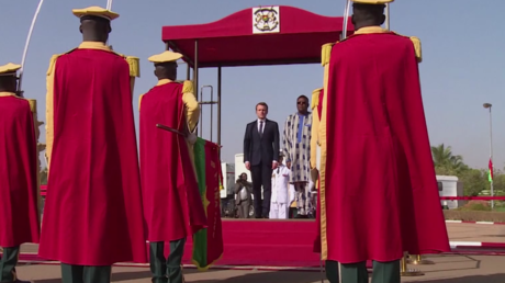 Emmanuel Macron s’entretient avec son homologue burkinabé sur fond de manifestations