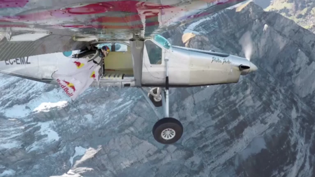 Des basejumpers français s'élancent du sommet de la Jungfrau 