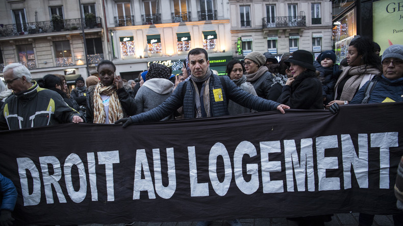 Quelques centaines de manifestants défilent à Paris contre le chômage et la précarité (VIDEO)