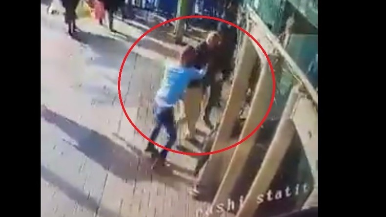 Le moment de l'attaque au couteau d'un agent de sécurité israélien par un Palestinien (VIDEO CHOC)