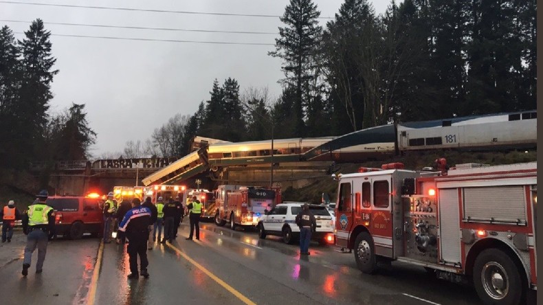 Un train déraille et tombe sur une autoroute dans l'Etat de Washington, trois morts