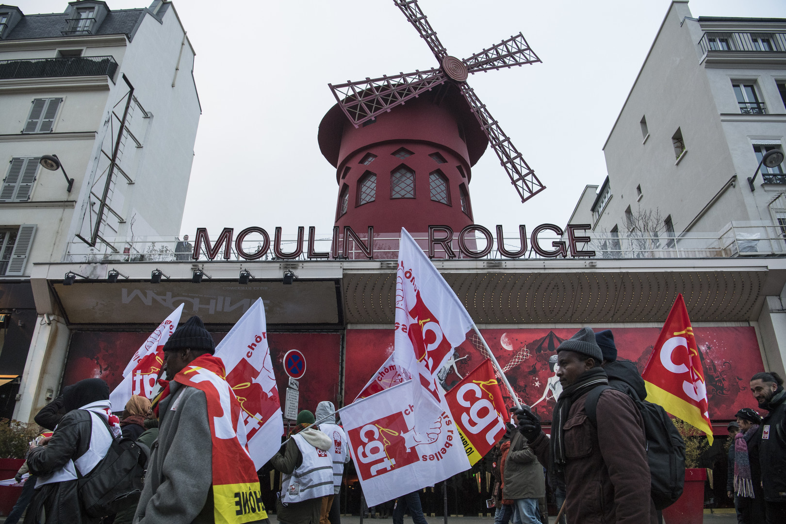 Quelques centaines de manifestants défilent à Paris contre le chômage et la précarité (VIDEO)