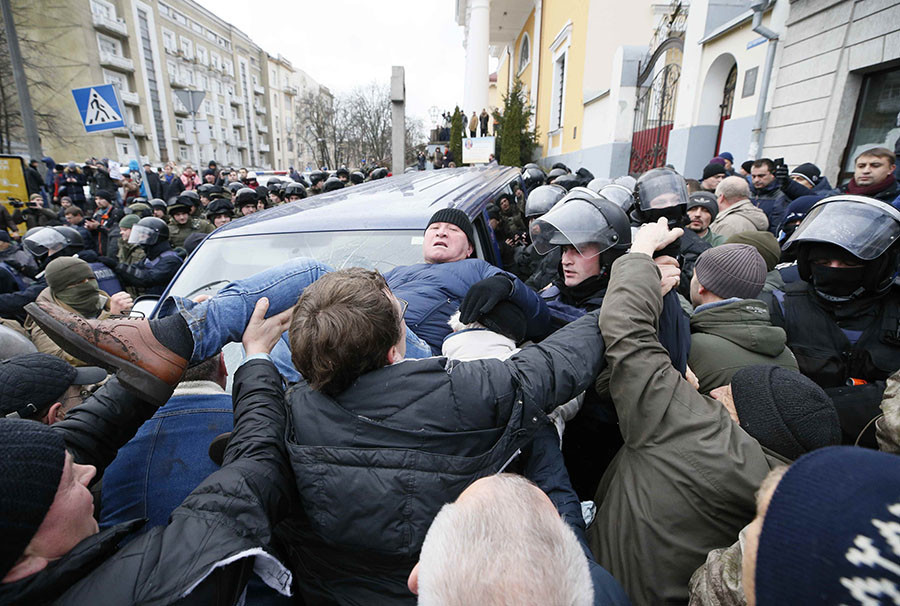 Emeute à Kiev: l'Ukraine donne un ultimatum à Saakachvili après qu'il a échappé à la police (IMAGES)