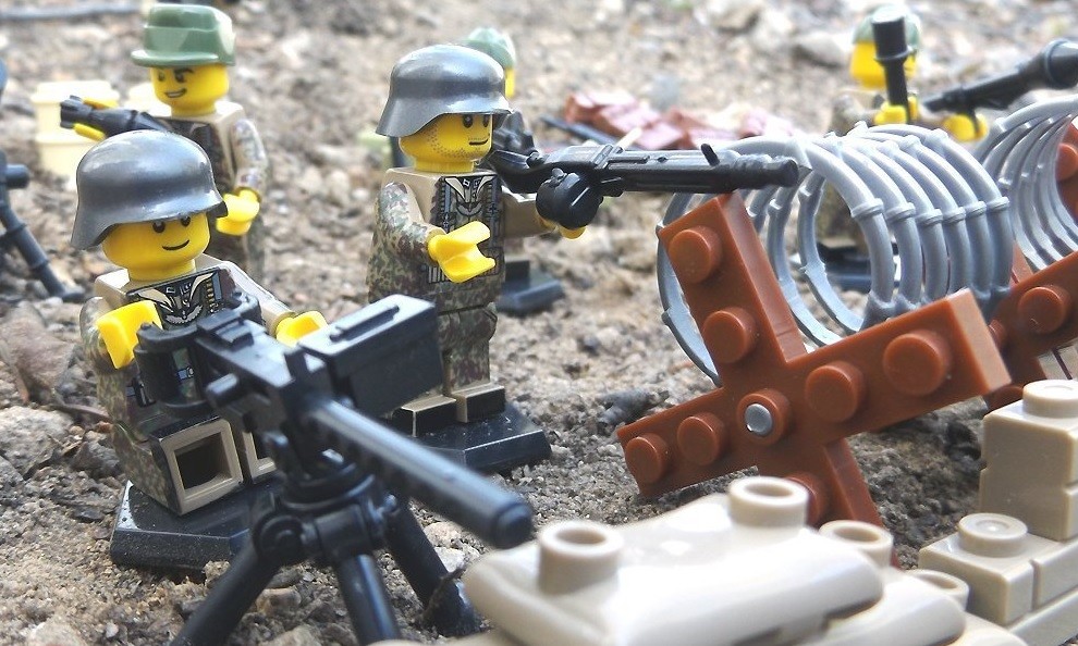 Scandale : des figurines Lego stylisées aux couleurs de la Wehrmacht vendues sur Amazon (IMAGES)
