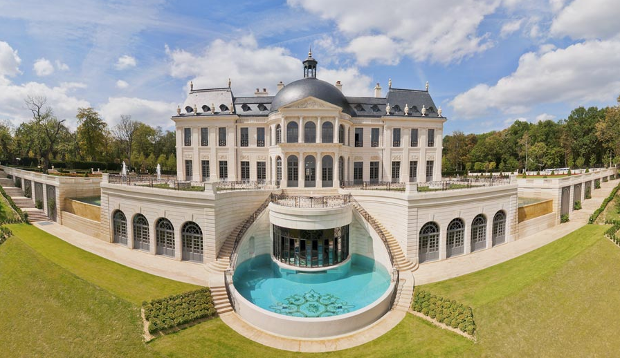 On connaît enfin l'identité de l'acheteur du Château Louis XIV, demeure la plus chère au monde