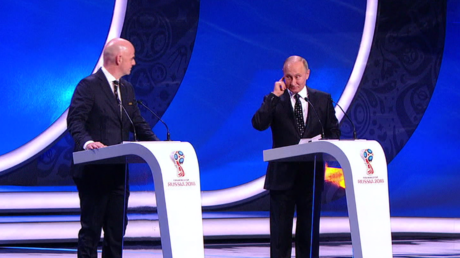 «Psst, Gianni, mets tes écouteurs» : Poutine reprend le président de la Fifa avant son discours