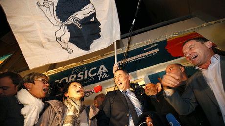 Le candidat de la liste nationaliste Pè a Corsica (Pour la Corse), Gilles Simeoni (au centre), célèbre la victoire de celle-ci au premier tour des élections territoriales corses.