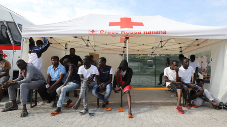 Migrants dans un centre de la Croix rouge à Vintimille (Italie)