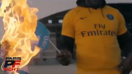 «Marseille sa pue c'est sale» : Quarteron brûle un drapeau de l'OM et urine sur les lettres géantes