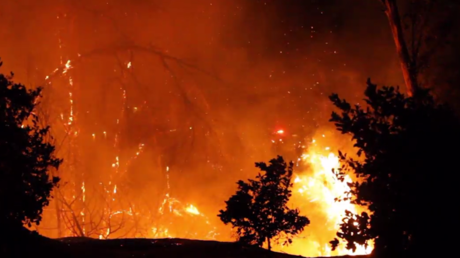Un gigantesque incendie ravage la Californie : un mort et 27 000 personnes évacuées