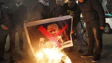 des manifestants palestiniens font brûler des photographies représentant Donald Trump devant la crèche de la Nativité à Bethléem 