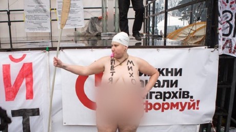 Une femme se met nue à Kiev pour demander le départ de Saakachvili et Porochenko (IMAGES)