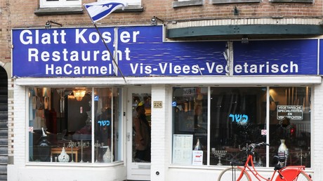 Un homme arborant un drapeau palestinien s'attaque à un restaurant casher à Amsterdam (VIDEO)
