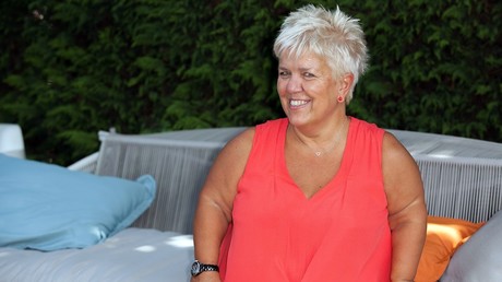 Outrée, Mimie Mathy découvre le tweet de Dupont-Aignan sur les mères porteuses