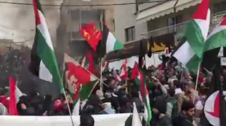 Heurts à Beyrouth : des manifestants enfoncent les grilles de l'ambassade US au Liban (IMAGES)