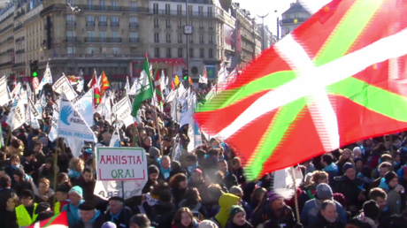 Des milliers de personnes se mobilisent à Paris pour le retour des prisonniers basques